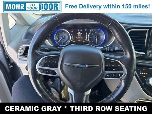 Used 2021 Chrysler Pacifica Touring-L image 18