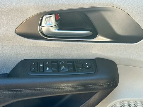 Used 2017 Chrysler Pacifica Touring FWD image 22