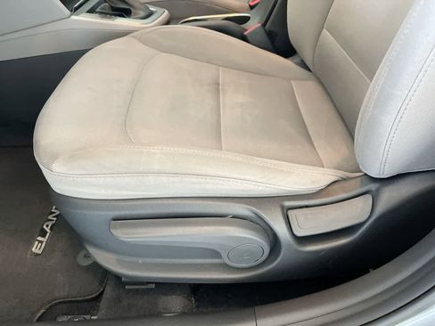 Used 2018 Hyundai Elantra SE image 12