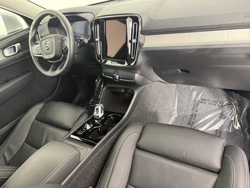Used 2025 Volvo XC40 B5 Plus image 11