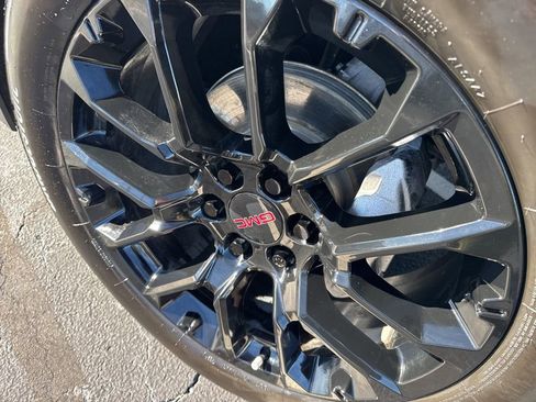 Used 2022 GMC Yukon Denali w/ Denali Premium Package image 9