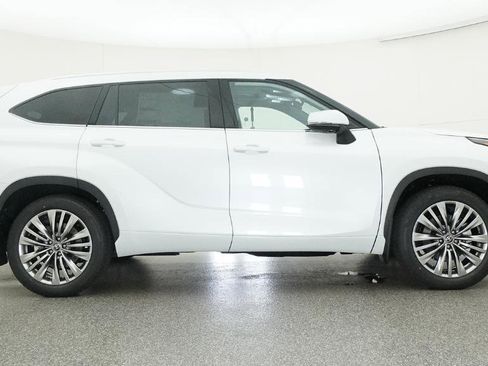 New 2026 Toyota Highlander Platinum AWD/4WD image 2