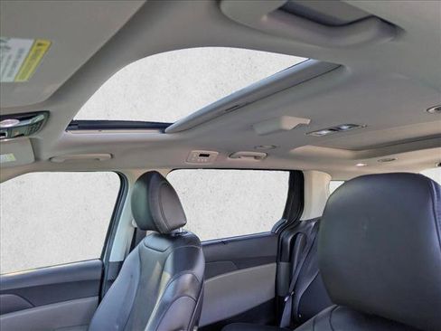 Used 2025 Kia Carnival SX image 16