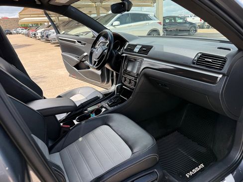 Used 2018 Volkswagen Passat GT image 15