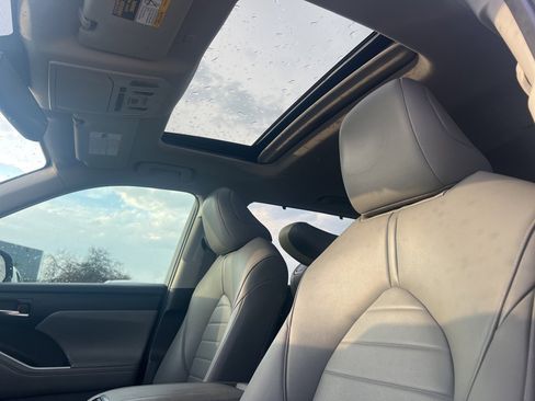 Used 2021 Toyota Highlander XLE image 10