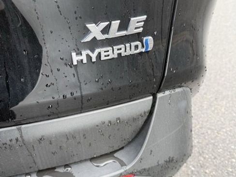 Used 2023 Toyota RAV4 XLE Premium image 9