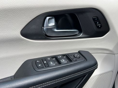 Used 2023 Chrysler Pacifica Touring-L FWD image 22