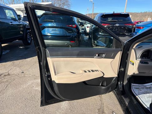 Used 2017 Hyundai Elantra SE w/ SE A/T Tech Package 03 image 17