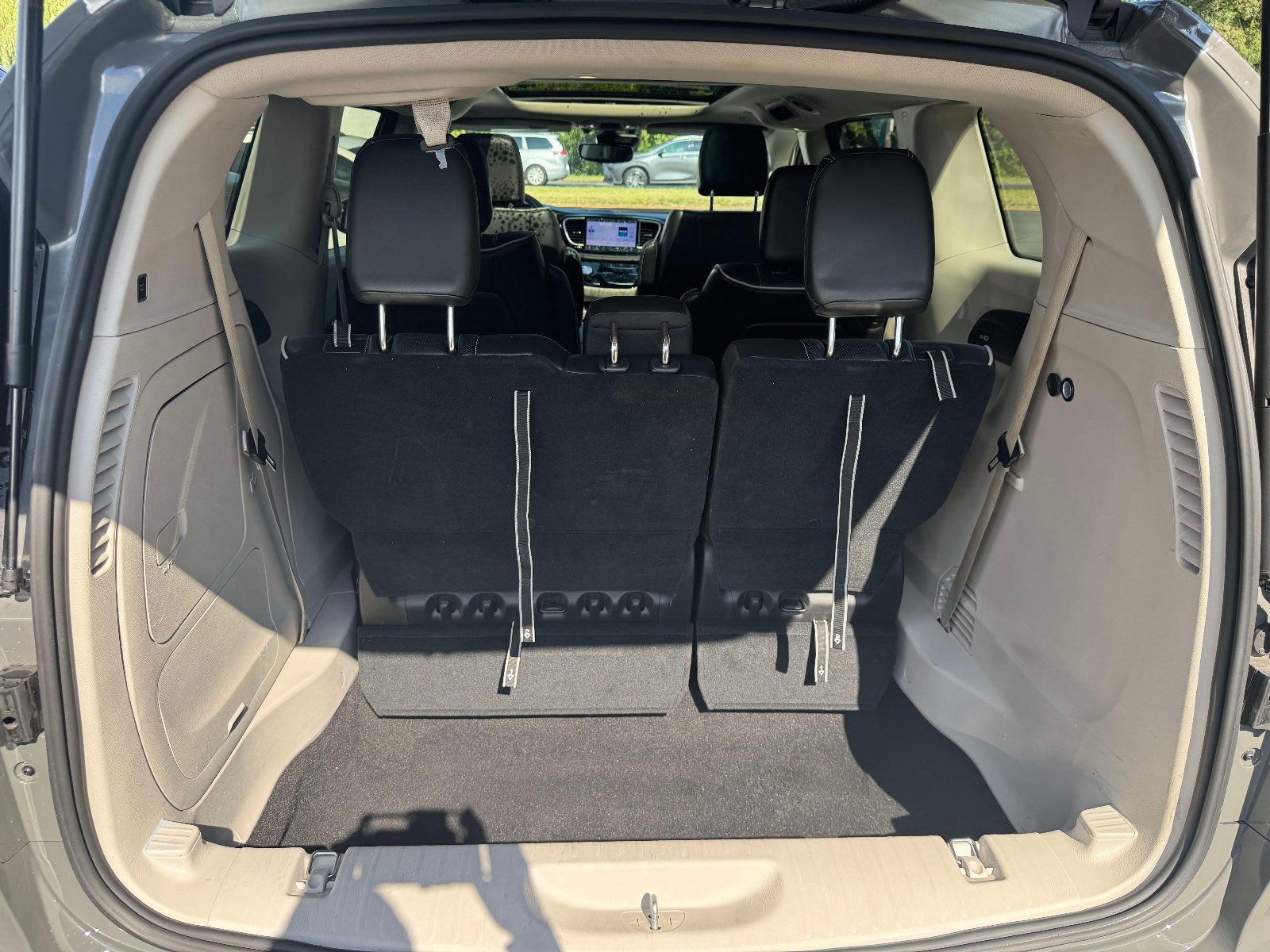 Used 2023 Chrysler Pacifica Limited FWD image 15