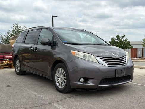 Used 2016 Toyota Sienna XLE image 3