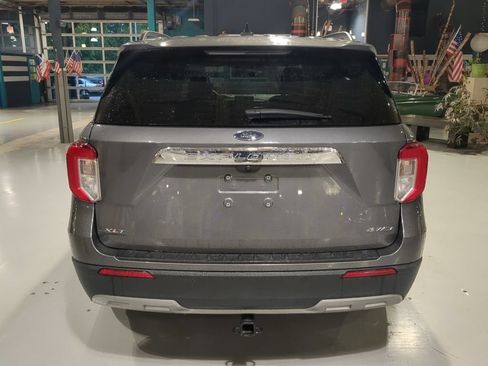 Used 2022 Ford Explorer XLT w/ Equipment Group 202A AWD/4WD image 9