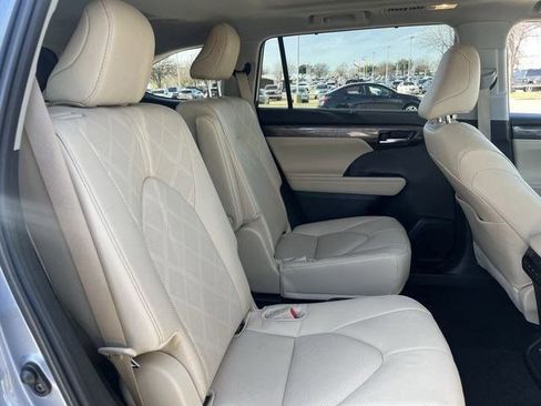 Used 2024 Toyota Highlander Platinum image 33