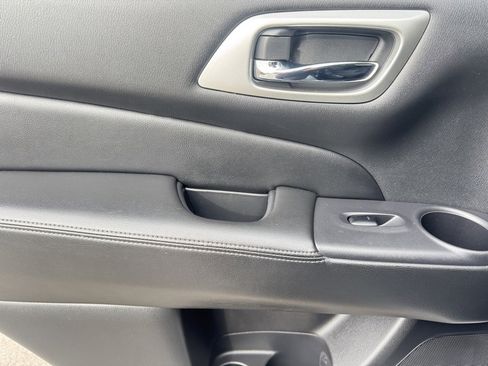 Used 2020 Nissan Pathfinder S image 22