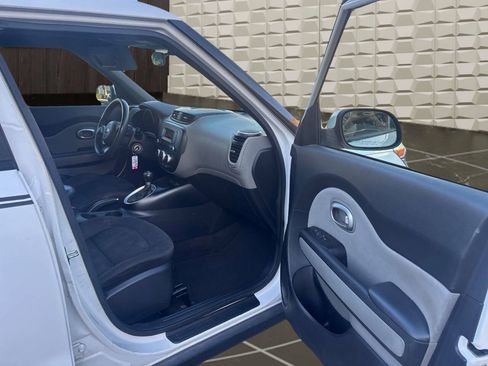 Used 2015 Kia Soul FWD image 12