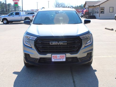 Used 2023 GMC Terrain SLE w/ Driver Convenience Package image 3