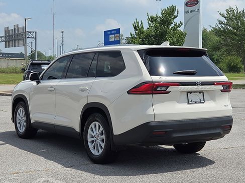 Used 2024 Toyota Grand Highlander XLE FWD image 4