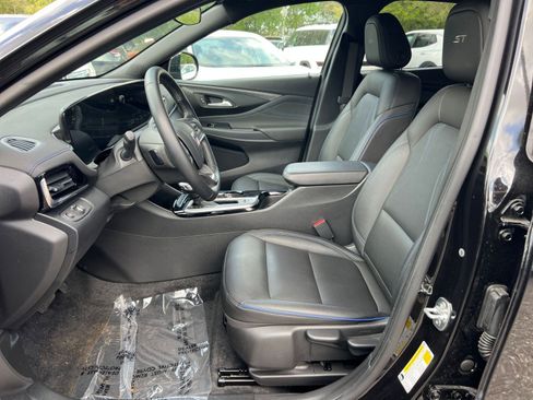 Used 2025 Buick Envista Sport Touring image 23