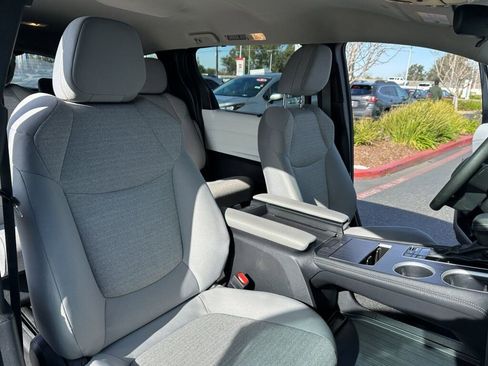 Certified 2025 Toyota Sienna LE image 17