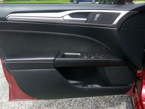 Used 2020 Ford Fusion SE FWD image 9
