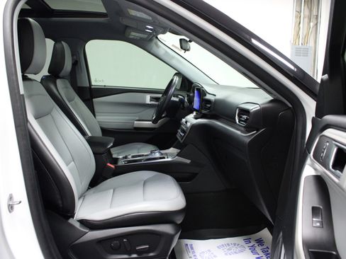 Used 2021 Ford Explorer XLT w/ Equipment Group 202A image 17