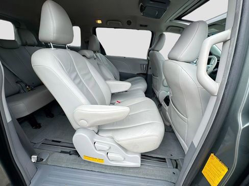 Used 2014 Toyota Sienna XLE image 36