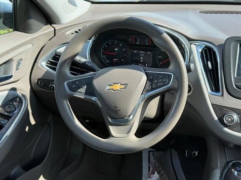 Used 2017 Chevrolet Malibu LT FWD image 14