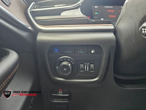 Used 2022 Jeep Grand Cherokee Summit w/ Luxury Tech Group V AWD/4WD image 28