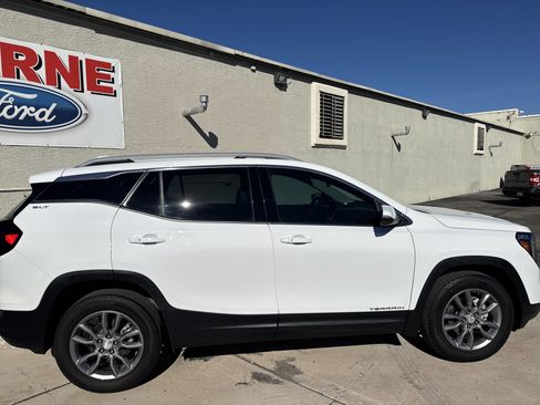 Used 2024 GMC Terrain SLT image 8