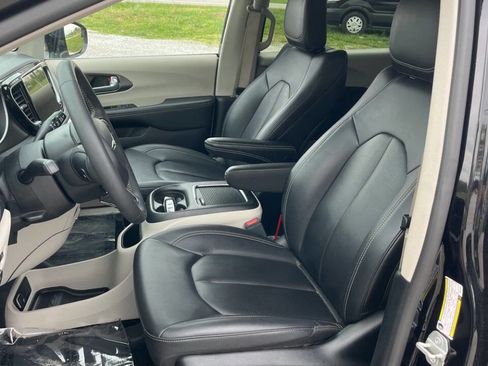 Used 2024 Chrysler Pacifica Limited FWD image 9