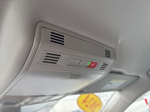 Used 2024 Volkswagen Taos SE image 32