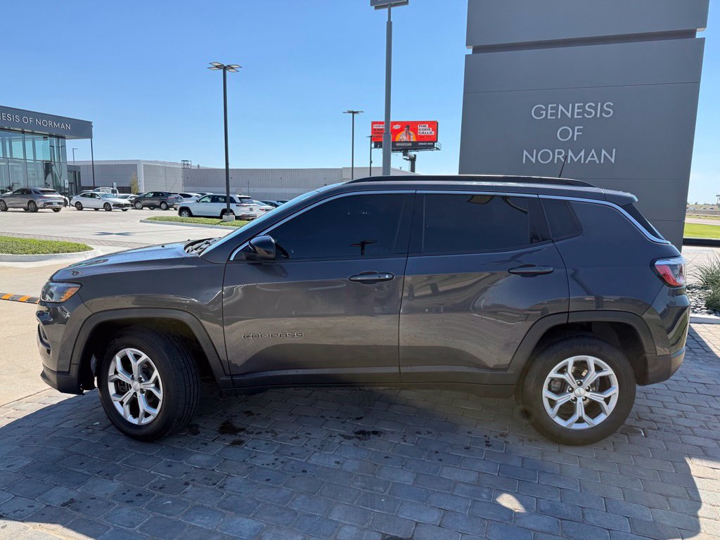 Used 2024 Jeep Compass Latitude AWD/4WD image 2