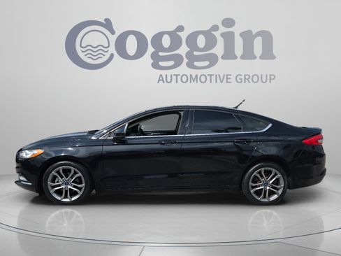 Used 2017 Ford Fusion SE w/ Equipment Group 201A FWD image 2
