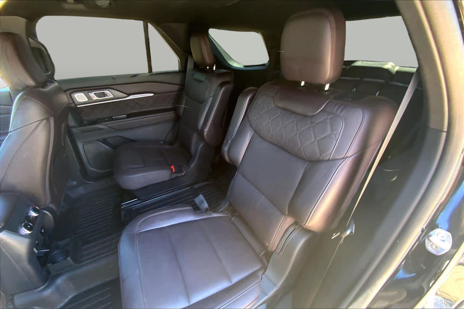 Used 2025 Ford Explorer Platinum w/ Ultimate Package AWD/4WD image 19