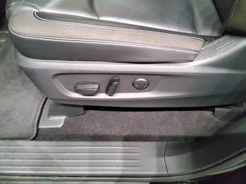 Used 2025 Nissan Pathfinder SL AWD/4WD image 31