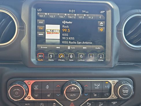 Used 2018 Jeep Wrangler Unlimited Sahara AWD/4WD image 17