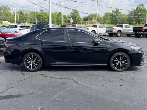 Used 2021 Toyota Camry SE FWD image 4