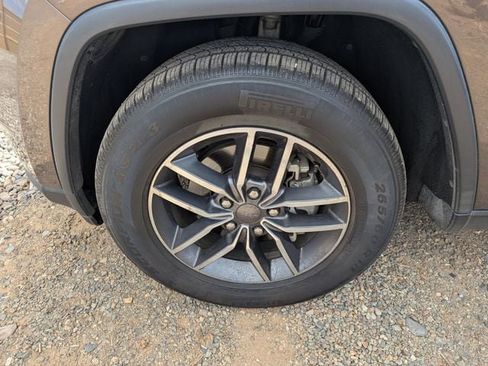 Used 2019 Jeep Grand Cherokee Laredo w/ 18" Wheel & 8.4" Radio Group RWD image 9