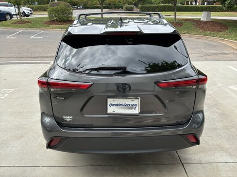 Used 2023 Toyota Highlander XLE FWD image 9