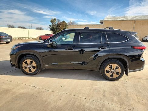 Used 2022 Toyota Highlander Bronze Edition image 2