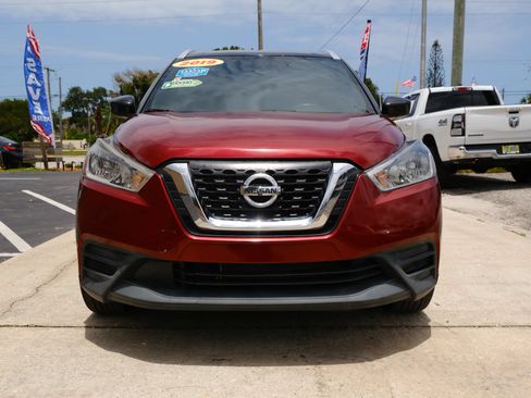 Used 2019 Nissan Kicks SV FWD image 2