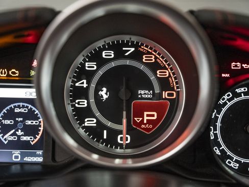 Used 2015 Ferrari California T image 39