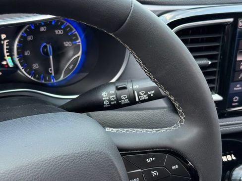 Used 2025 Chrysler Pacifica Limited FWD image 33