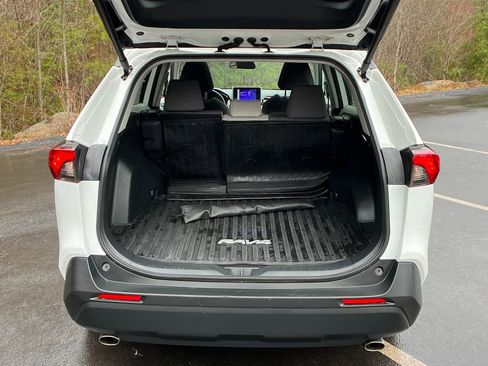 Used 2024 Toyota RAV4 XLE w/ Convenience Package image 24