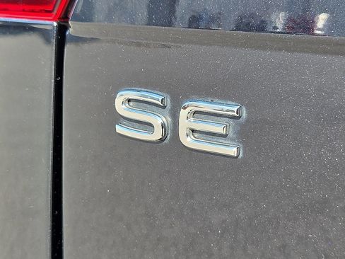 Used 2023 Volkswagen Tiguan SE R-Line FWD image 9