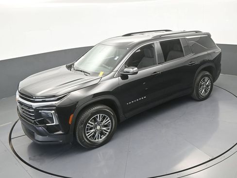 Used 2025 Chevrolet Traverse LT FWD image 47