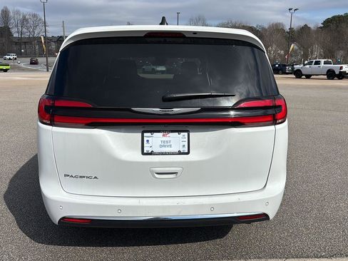 Used 2025 Chrysler Pacifica Select image 4