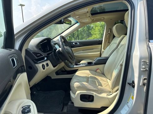 Used 2019 Lincoln MKT AWD image 9