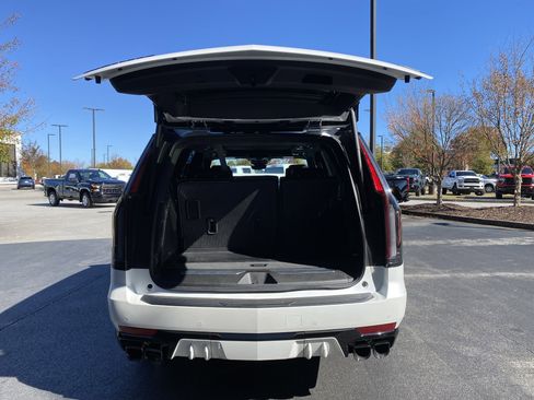 Used 2024 Cadillac Escalade V w/ LPO, ONYX Package image 11