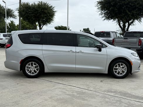 Used 2024 Chrysler Pacifica Touring-L FWD image 3