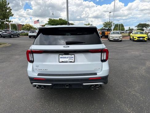 Certified 2025 Ford Explorer Platinum w/ Ultimate Package AWD/4WD image 4
